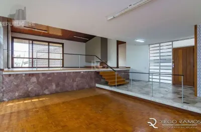 Casa residencial à venda no menino deus com 500 m² e 4 dormitórios/quartos disponíveis.