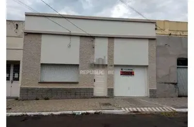 Casa residencial à venda no centro com 220 m² e 3 dormitórios/quartos.
