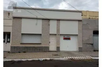 Casa residencial à venda no centro com 220 m² e 3 dormitórios/quartos disponíveis.