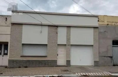 Casa residencial à venda no centro com 220 m² e 3 dormitórios/quartos disponíveis.