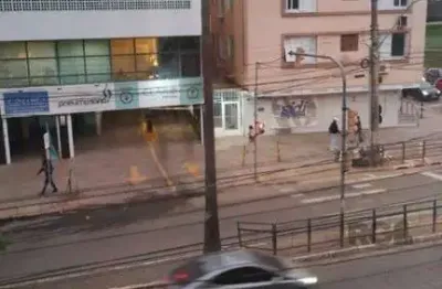 Apartamento à venda no menino deus com 77 m² e 2 dormitórios/quartos disponíveis.