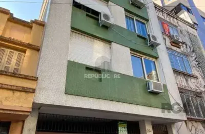 Apartamento à venda no centro histórico com 33 m² e 1 dormitório/quarto disponível.