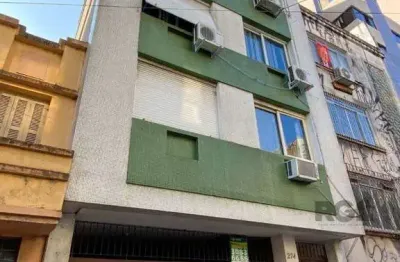 Apartamento à venda no centro histórico com 1 dormitório e 33 m² de área útil.