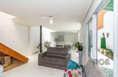 Casa residencial à venda no bairro azenha com 3 dormitórios e 117 m² de área útil.