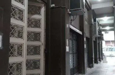 Escritório à venda no centro histórico com 62 m² de área útil disponível.