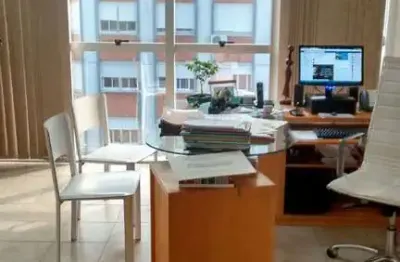 Escritório à venda no centro histórico com 33m² de área útil disponível.