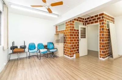Escritório à venda no centro histórico com área útil de 38m² disponível para negociação.
