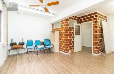 Escritório à venda no centro histórico com 38 m² de área útil disponível.