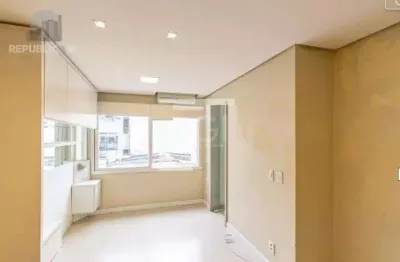 Apartamento à venda no centro histórico com 30m² e 1 dormitório/quarto disponível.