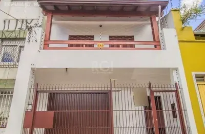 Casa residencial à venda no bairro azenha com 3 dormitórios e 440 m² de área construída.