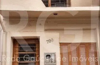 Casa residencial à venda no bairro menino deus com 2 dormitórios e 64 m² de área útil.
