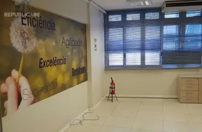 Escritório à venda no centro histórico com 498 m² de área útil disponível.