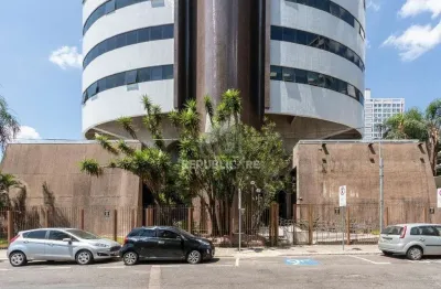 Escritório à venda no centro histórico com 255m² de área útil disponível.