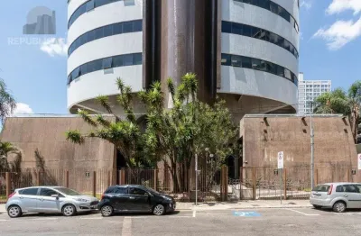 Escritório à venda no centro histórico com 255m² de área útil disponível.