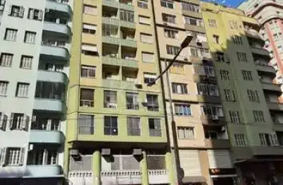 Apartamento à venda no centro histórico com 53 m² e 1 dormitório/quarto disponível.