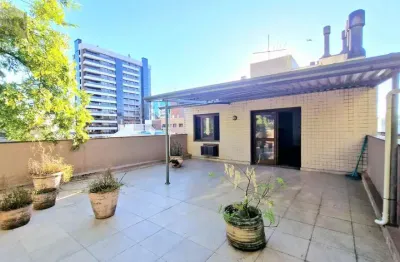 Cobertura à venda no bairro petrópolis com 3 dormitórios e 225 m² de área útil.
