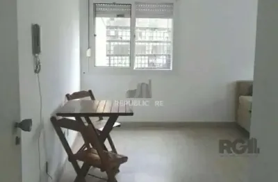 Apartamento à venda no centro histórico com 1 dormitório e 30 m² de área útil.