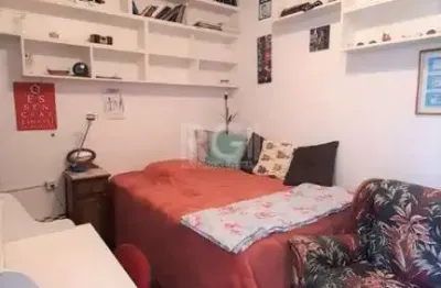 Apartamento à venda no centro histórico com 26 m² e 1 dormitório/quarto disponível.