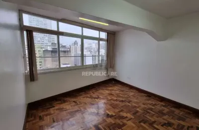 Escritório à venda no centro histórico com área útil disponível para investimento.