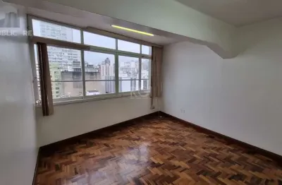 Escritório à venda no centro histórico com área útil de 100 m² disponível para investimento.