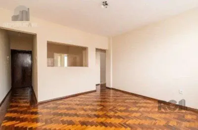 Apartamento à venda no centro histórico com 62 m² e 2 dormitórios/quartos disponíveis.