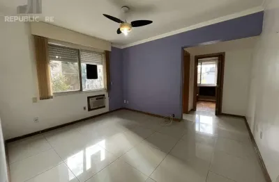 Apartamento à venda no centro histórico com 1 dormitório e 45 m² de área útil.