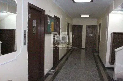 Apartamento à venda no centro histórico com 107 m² e 3 dormitórios/quartos disponíveis.