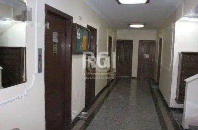 Apartamento à venda no centro histórico com 107 m² e 3 dormitórios/quartos disponíveis.