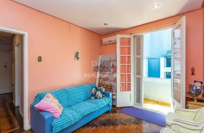 Apartamento à venda no centro histórico com 49 m² e 2 dormitórios/quartos disponíveis.