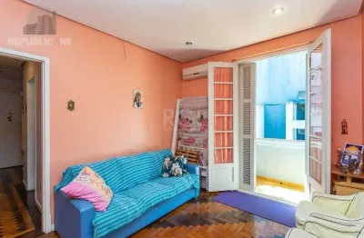 Apartamento à venda no centro histórico com 49 m² e 2 dormitórios/quartos disponíveis.