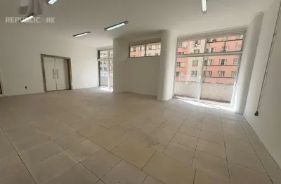 Escritório à venda no centro histórico com área total de 822 m² disponível.