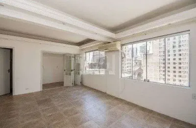 Apartamento à venda no centro histórico com 1 dormitório e 43 m² úteis.