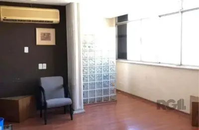 Escritório à venda no centro histórico com 86 m² de área útil disponível.