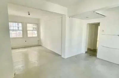 Escritório para alugar no centro histórico com 81 m² de área útil disponível.