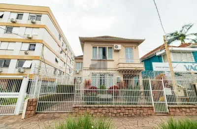 Casa residencial à venda no menino deus com 297m² e 4 dormitórios/quartos disponíveis.