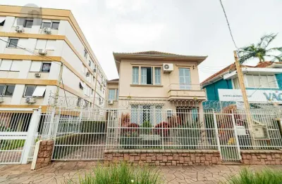 Casa residencial à venda no bairro menino deus com 297 m² e 4 dormitórios/quartos.