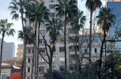 Apartamento à venda no centro histórico com 1 dormitório e 35 m² de área útil.