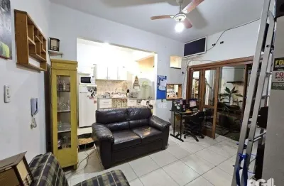 Apartamento à venda no centro histórico com 41 m² e 2 dormitórios/quartos disponíveis.