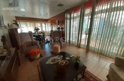 Casa residencial à venda no menino deus com 290 m² e 3 dormitórios/quartos disponíveis.