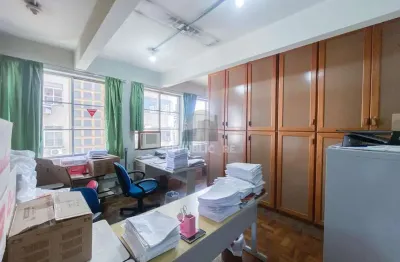 Escritório à venda no centro histórico com 53 m² de área útil disponível.