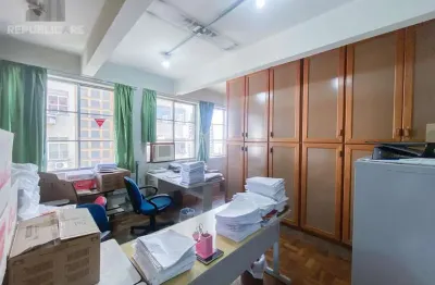 Escritório à venda no centro histórico com 53 m² de área útil disponível.