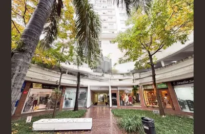 Apartamento à venda no centro histórico com 43 m² e 3 dormitórios/quartos disponíveis.