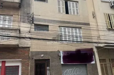 Apartamento à venda no centro histórico com 2 dormitórios e 37 m² úteis.