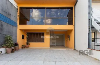 Casa residencial à venda no bairro azenha com 229 m² e 4 dormitórios/quartos.