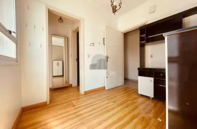 Apartamento à venda no centro histórico com 28m² e 1 dormitório/quarto disponível.