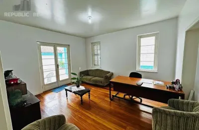 Casa residencial com 4 dormitórios em floresta e área útil de 278 m² à venda.