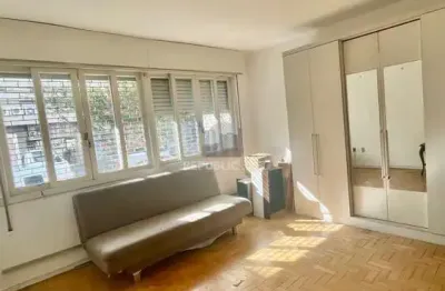 Apartamento à venda no centro histórico com 30 m² e 1 dormitório/quarto disponível.
