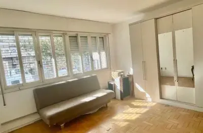 Apartamento à venda no centro histórico com 30 m² e 1 dormitório/quarto disponível.