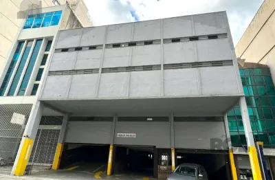 Venda de garagem no centro histórico com área de estacionamento disponível