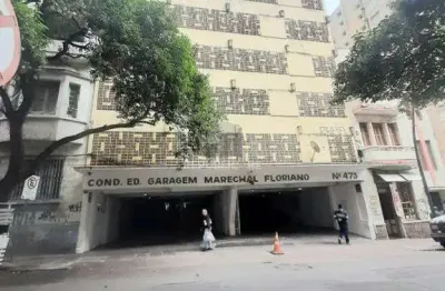 Garagem à venda no centro histórico com área para estacionamento disponível